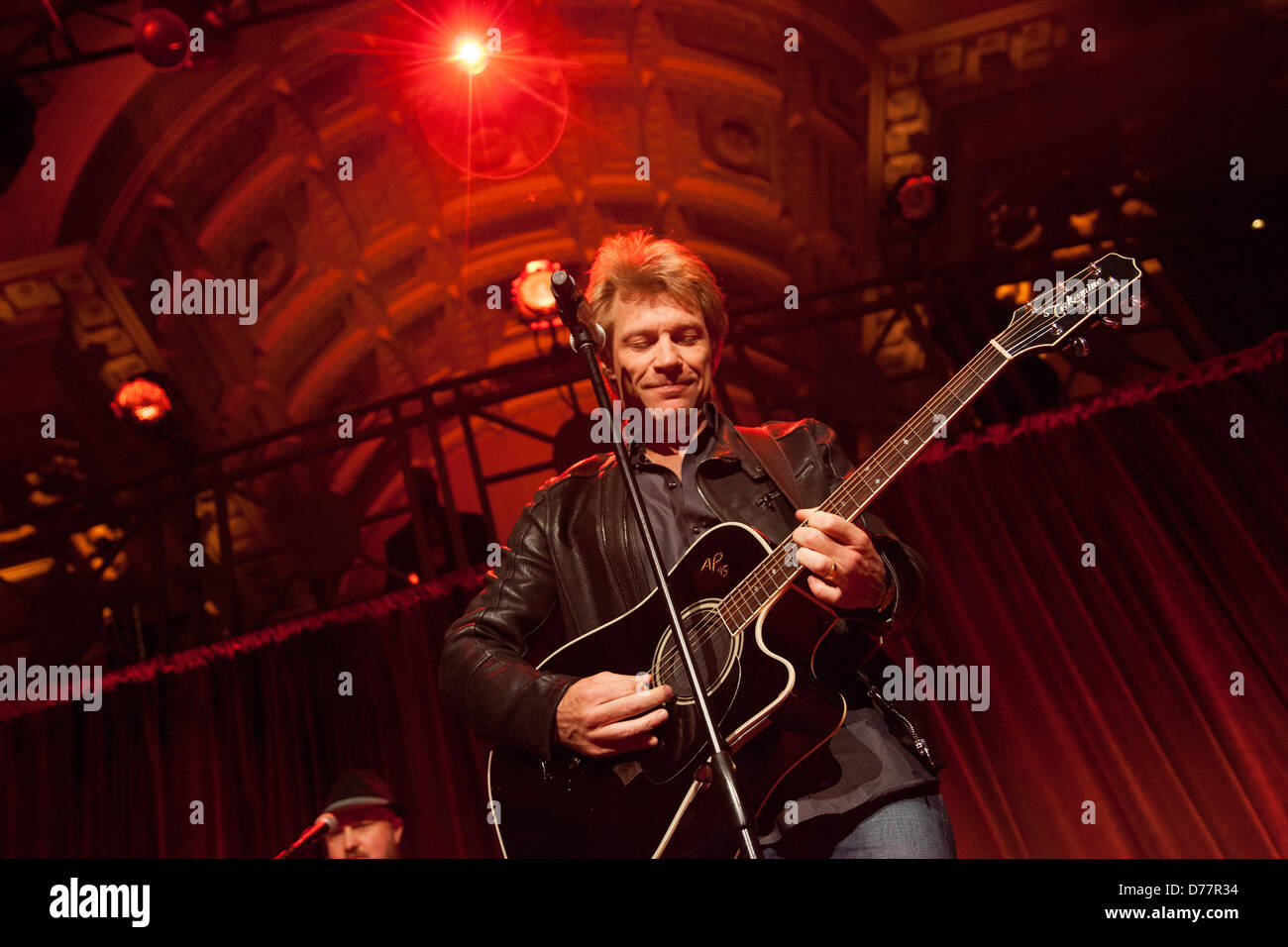 NEW YORK CITY, USA, 30 avril 2013. Le musicien Jon Bon Jovi procède à une collecte de fonds pour la banque alimentaire de la ville de New York au Cipriani Wall Street. Crédit : Erik Fuller Photography/Alamy Live News Banque D'Images