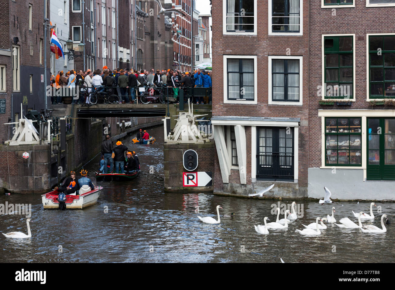 Amsterdam, Pays-Bas. Mardi, 30 avril 2013. Les touristes néerlandais et célébrer le couronnement du roi Willem-Alexander à Amsterdam le jour où sa mère la Reine Beatrix a abdiqué. Photo : Nick Savage/Alamy Live News Banque D'Images