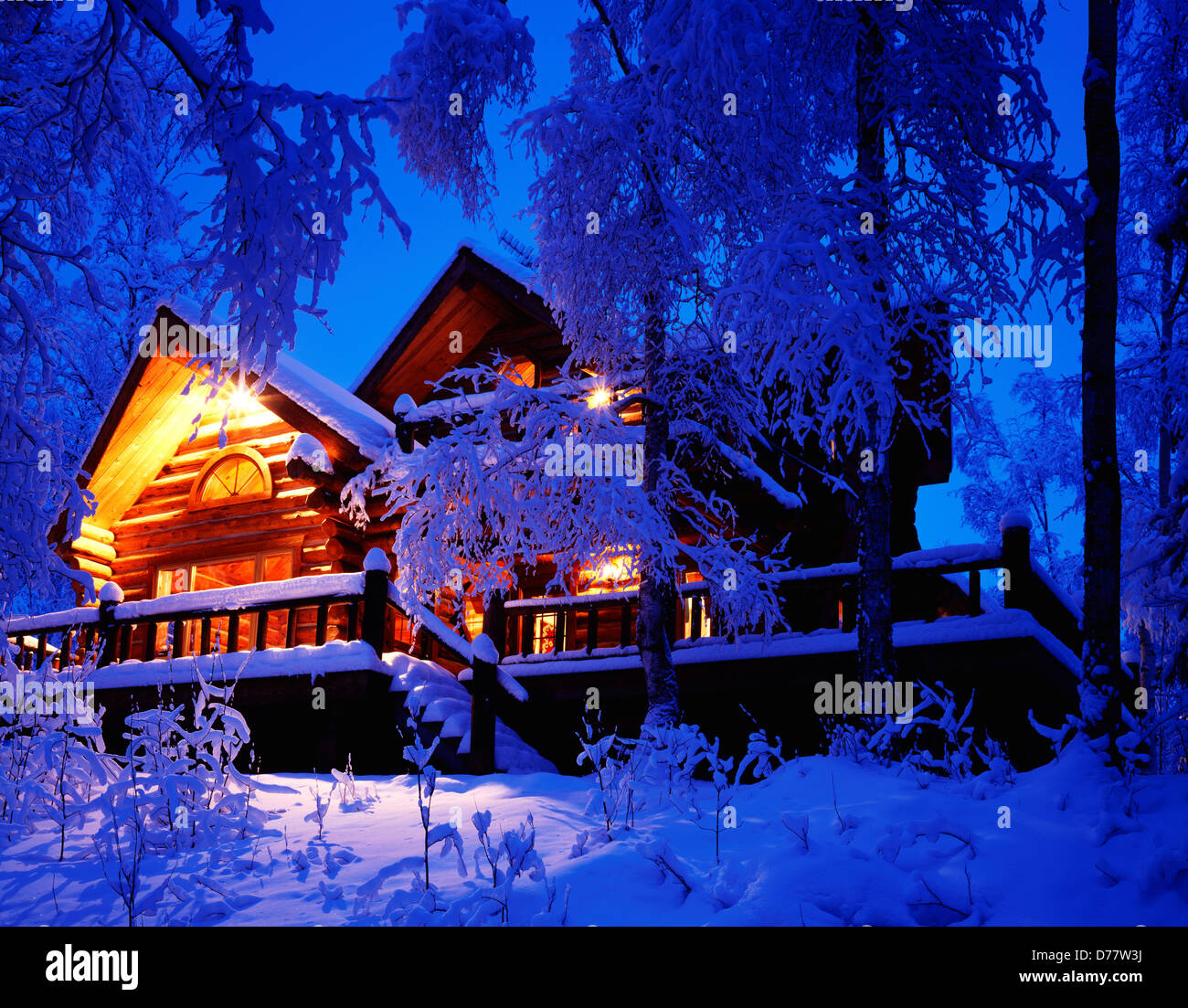 Connectez-vous accueil sur soirée d'hiver Matanuska Valley de l'Alaska. Banque D'Images