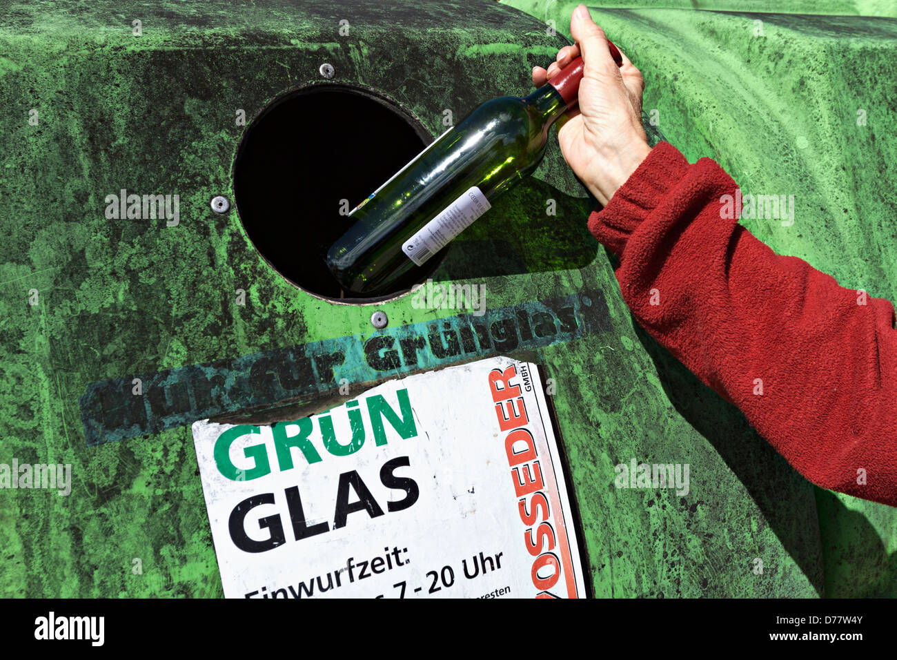Femme mise bouteille dans un conteneur à recyclage verre vert Haute-bavière Prien, Allemagne Banque D'Images
