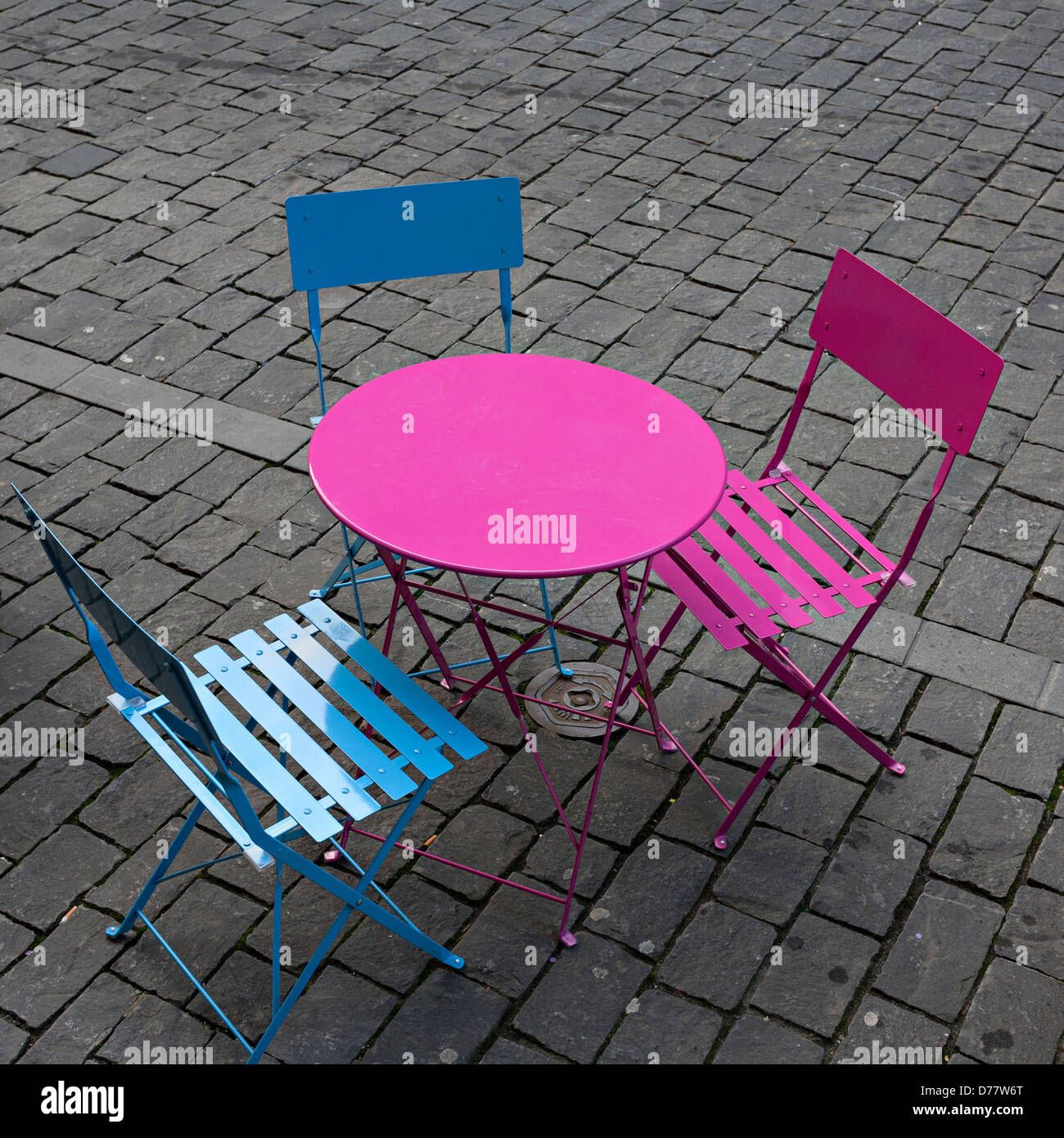 Table en métal pittoresques en plein air et des chaises sur le trottoir Banque D'Images