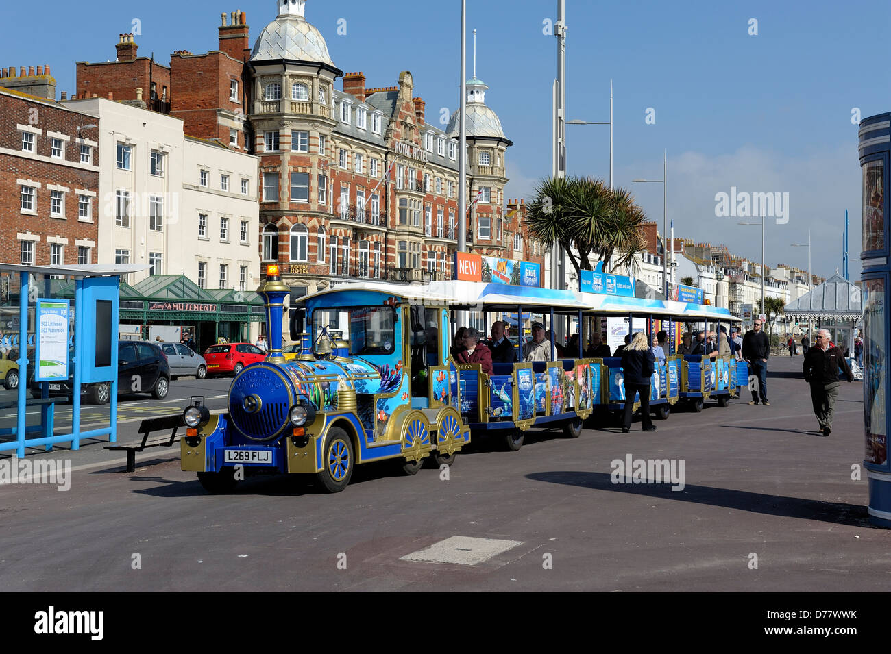 Les gens sur un train touristique Dotto sur front de mer de Weymouth Dorset England uk Banque D'Images