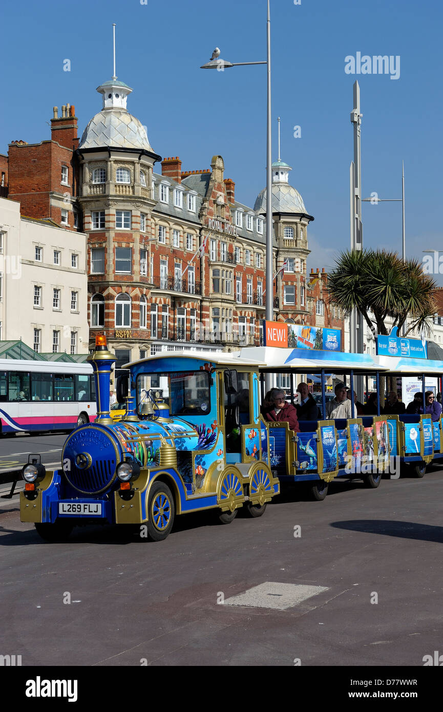 Les gens sur un train touristique Dotto sur front de mer de Weymouth Dorset England uk Banque D'Images