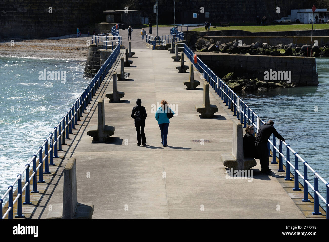 Les gens qui marchent le long de la jetée de Weymouth Dorset England UK Banque D'Images
