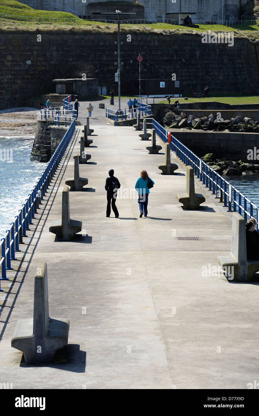 Les gens qui marchent le long de la jetée de Weymouth Dorset England UK Banque D'Images