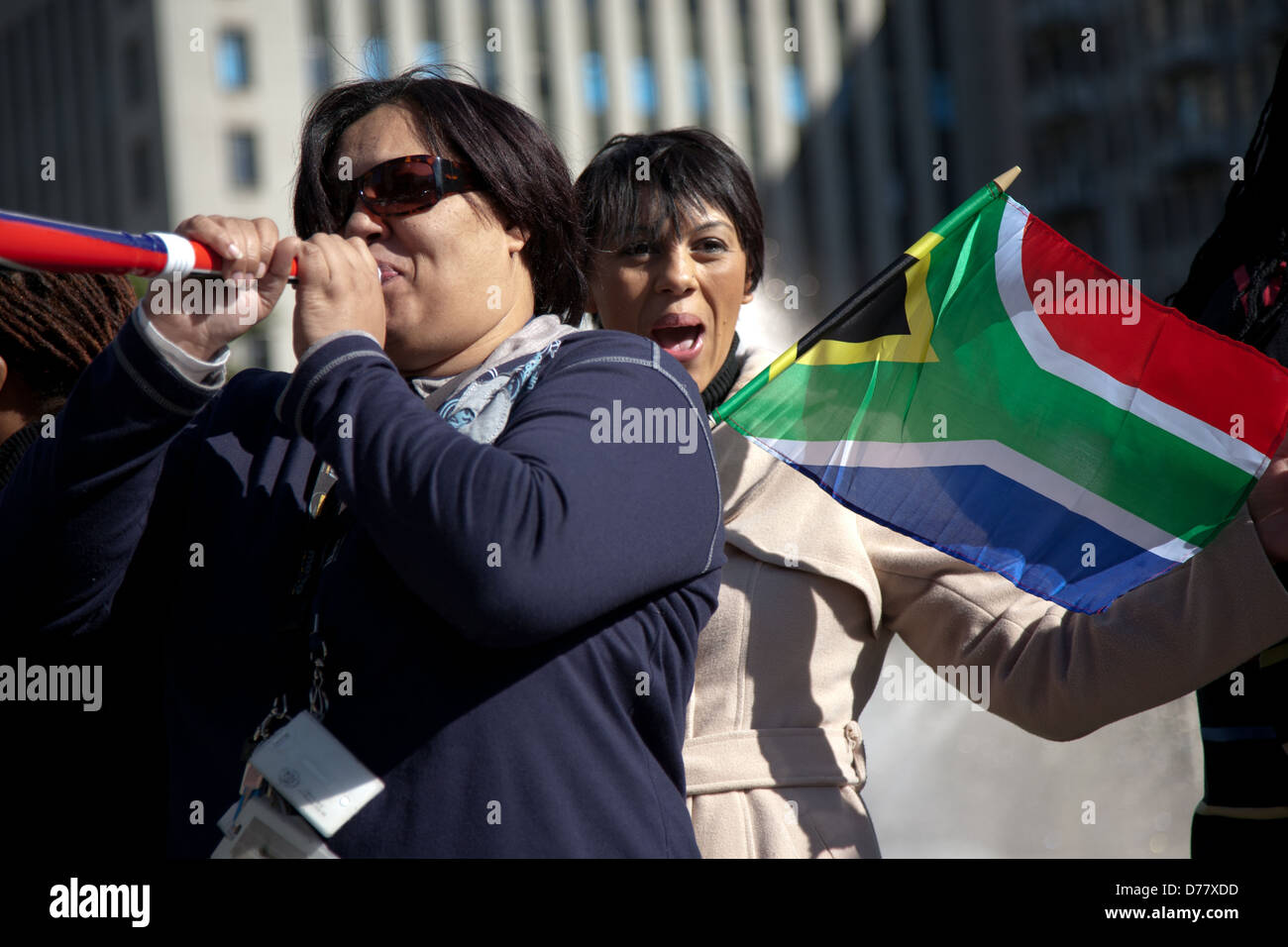 Les femmes africaines s'amusant avec un vuvuzela sur le ventilateur à pied pendant la coupe du monde de football en Afrique du Sud Banque D'Images