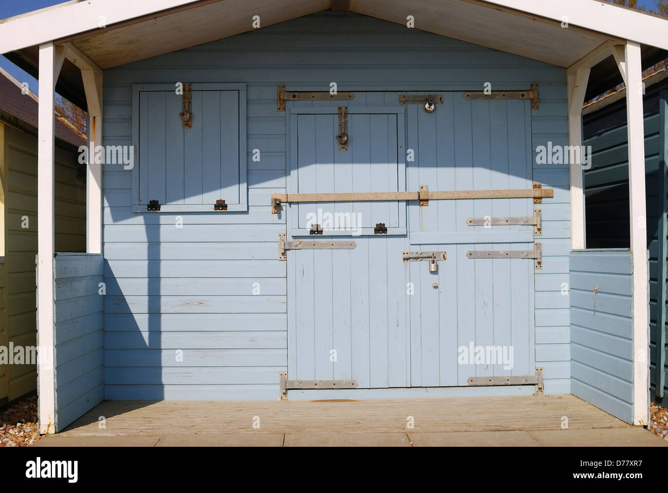 Cabane de plage peintes en bleu clair à Norfolk Arms. West Sussex. L'Angleterre Banque D'Images