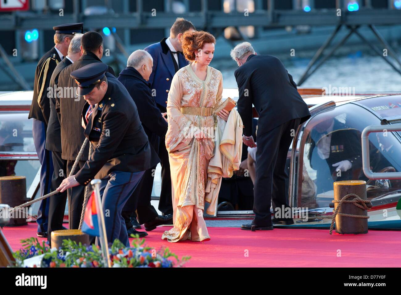 Amsterdam, Pays-Bas, 30 avril 2013. La princesse Lalla Salma du Maroc arrive au Muziekgebouw Aa IJ pas après le voile du roi à Amsterdam, Pays-Bas, 30 avril 2013. Photo : Patrick van Katwijk/DPA/Alamy Live News Banque D'Images