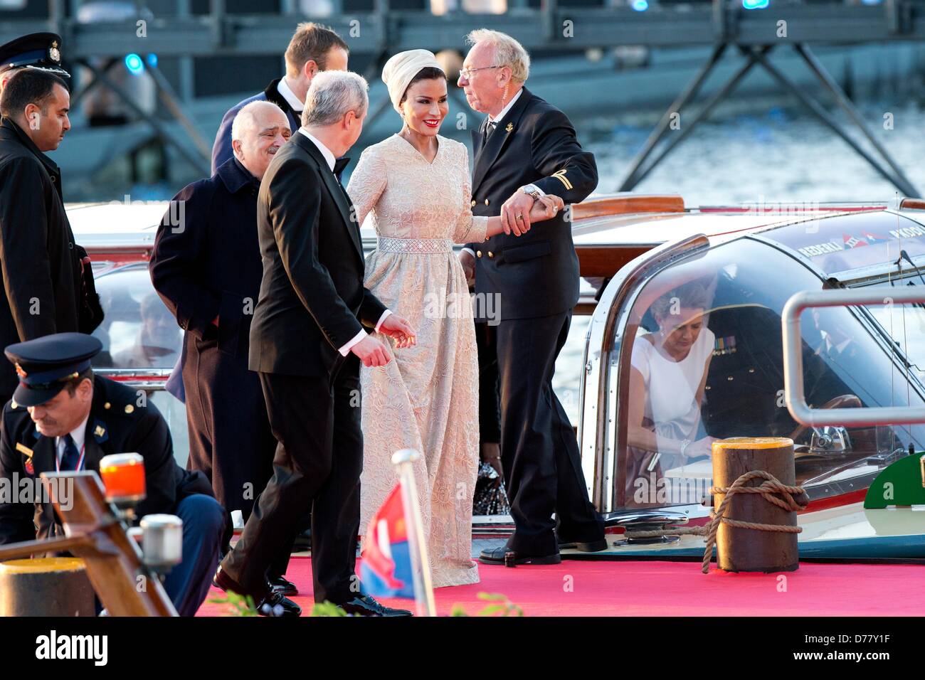 Amsterdam, Pays-Bas, 30 avril 2013. La cheikha Moza bint Nasser al Misned  du Qatar arrive au Muziekgebouw Aa IJ pas après le voile du roi à  Amsterdam, Pays-Bas, 30 avril 2013. Photo :