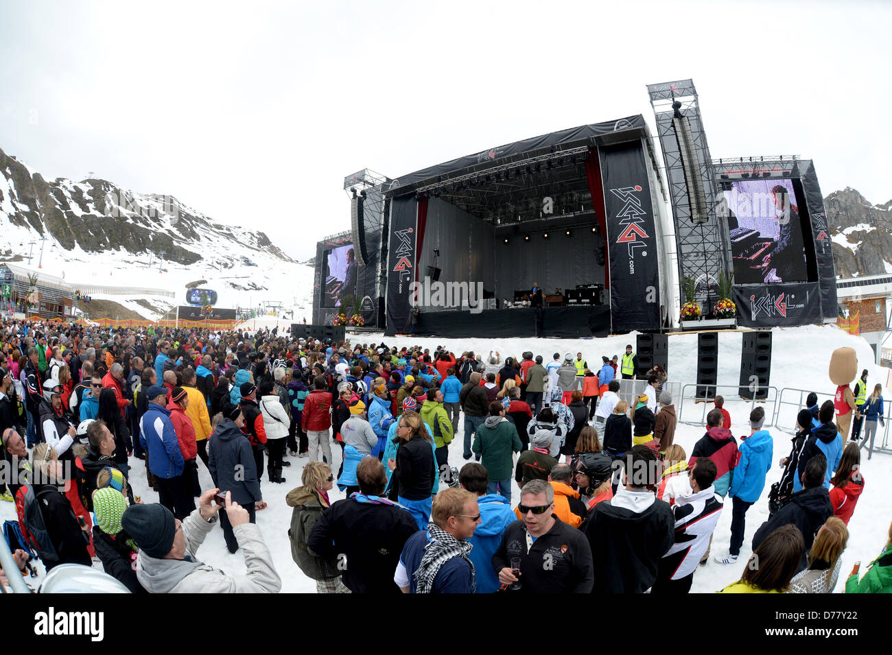 Fans de rock britannique, le groupe 'Deep Purple' devant la scène pendant un concert en plein air à Ischgl, Tyrol, Autriche, 30 avril 2013. Photo : Felix Hoerhager Banque D'Images