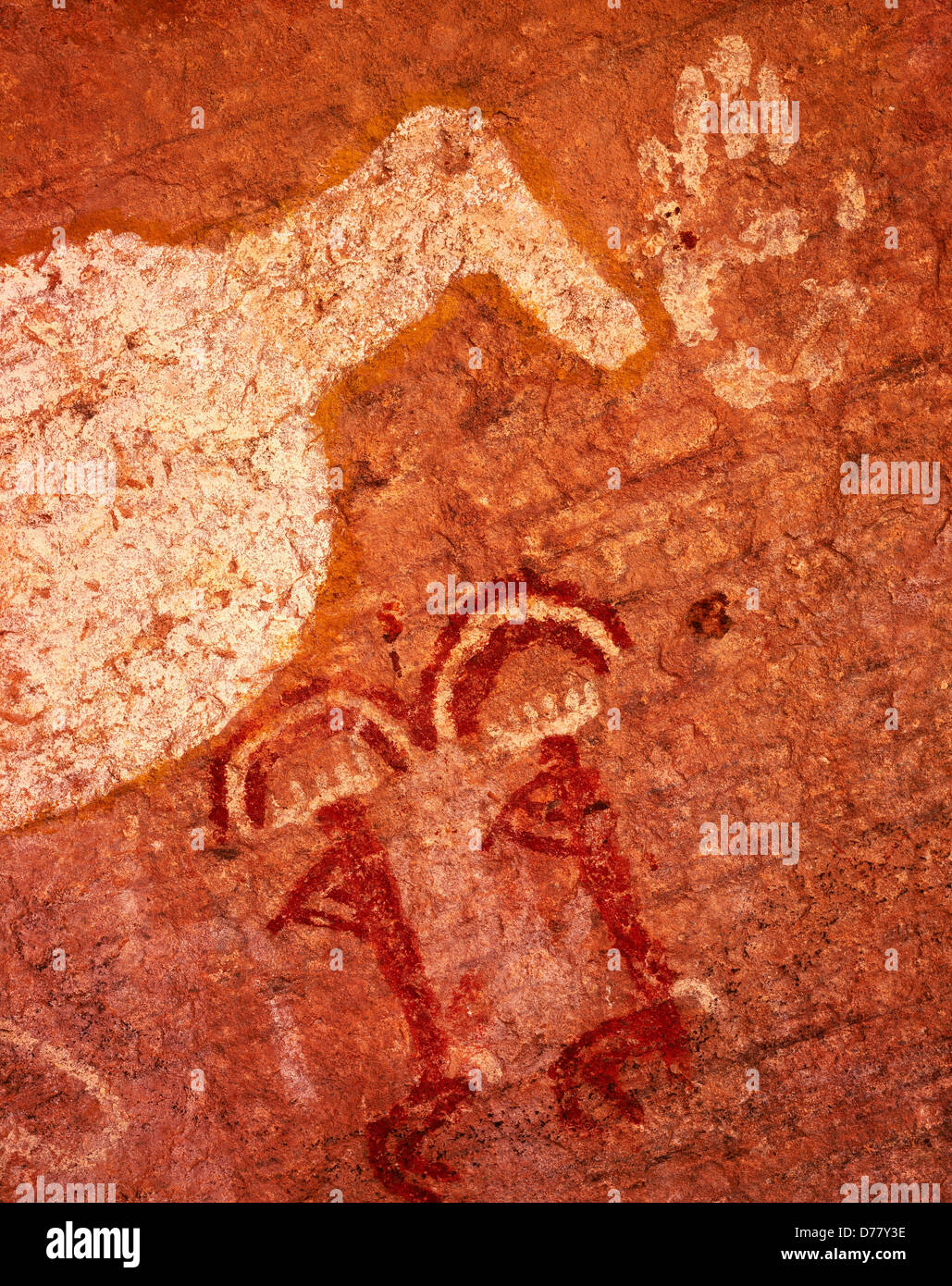 Pictogrammes grand oiseau blanc canard peut-être plus de joueurs de flûte double arc-en-ciel au-dessus de leurs têtes en cave National Canyon de Chelly Banque D'Images