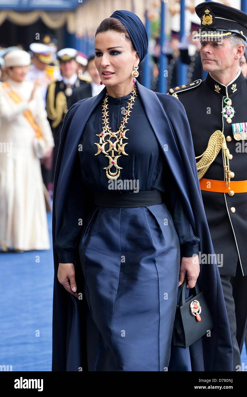 Amsterdam, Pays-Bas, 30 avril 2013. La cheikha Moza bint Nasser al Misned du Qatar laisse la Nieuwe Kerk à Amsterdam, Pays-Bas, 30 avril 2013, où l'investiture du nouveau roi a eu lieu. Photo : Patrick van Katwijk Pays-bas / OUT Banque D'Images