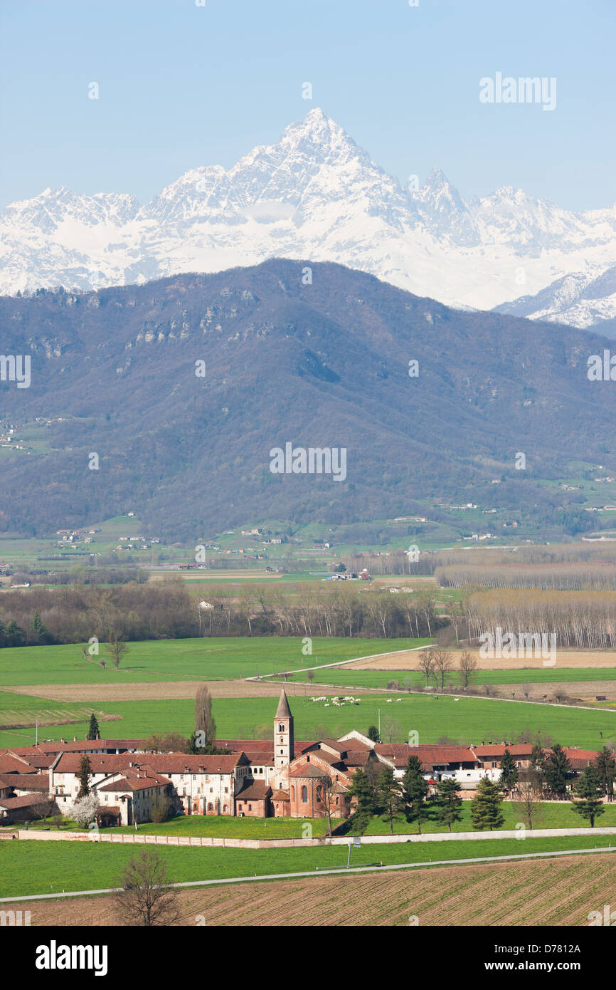 VUE AÉRIENNE.Abbaye de Staffarda dans la plaine du po avec Monte Viso au loin.Près de la ville de Saluzzo, province de Cuneo, Piémont, Italie. Banque D'Images