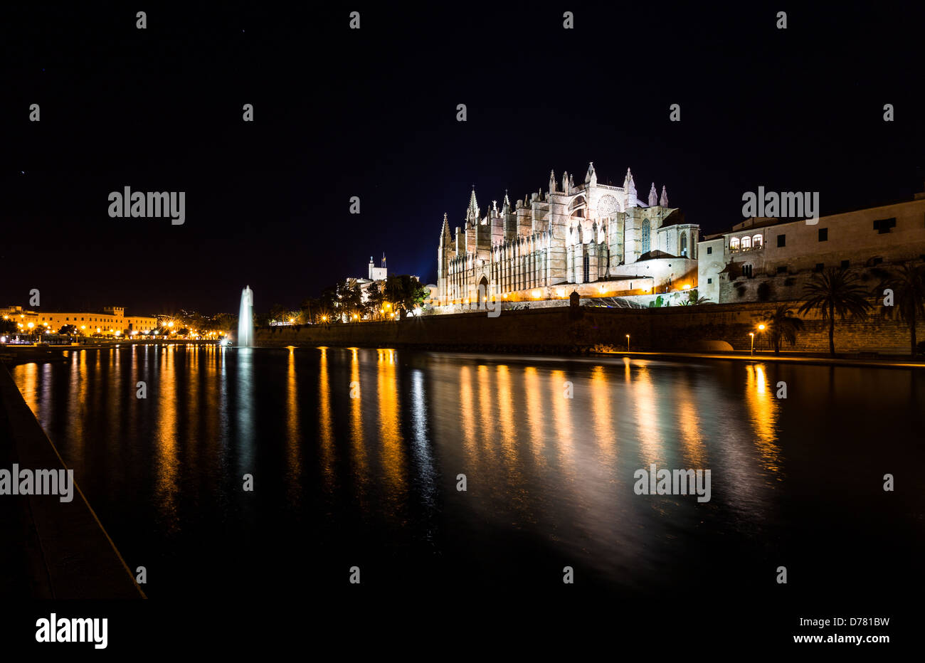 PALMA - circa 2013 : Cathédrale de Palma de Majorque dans la nuit Banque D'Images