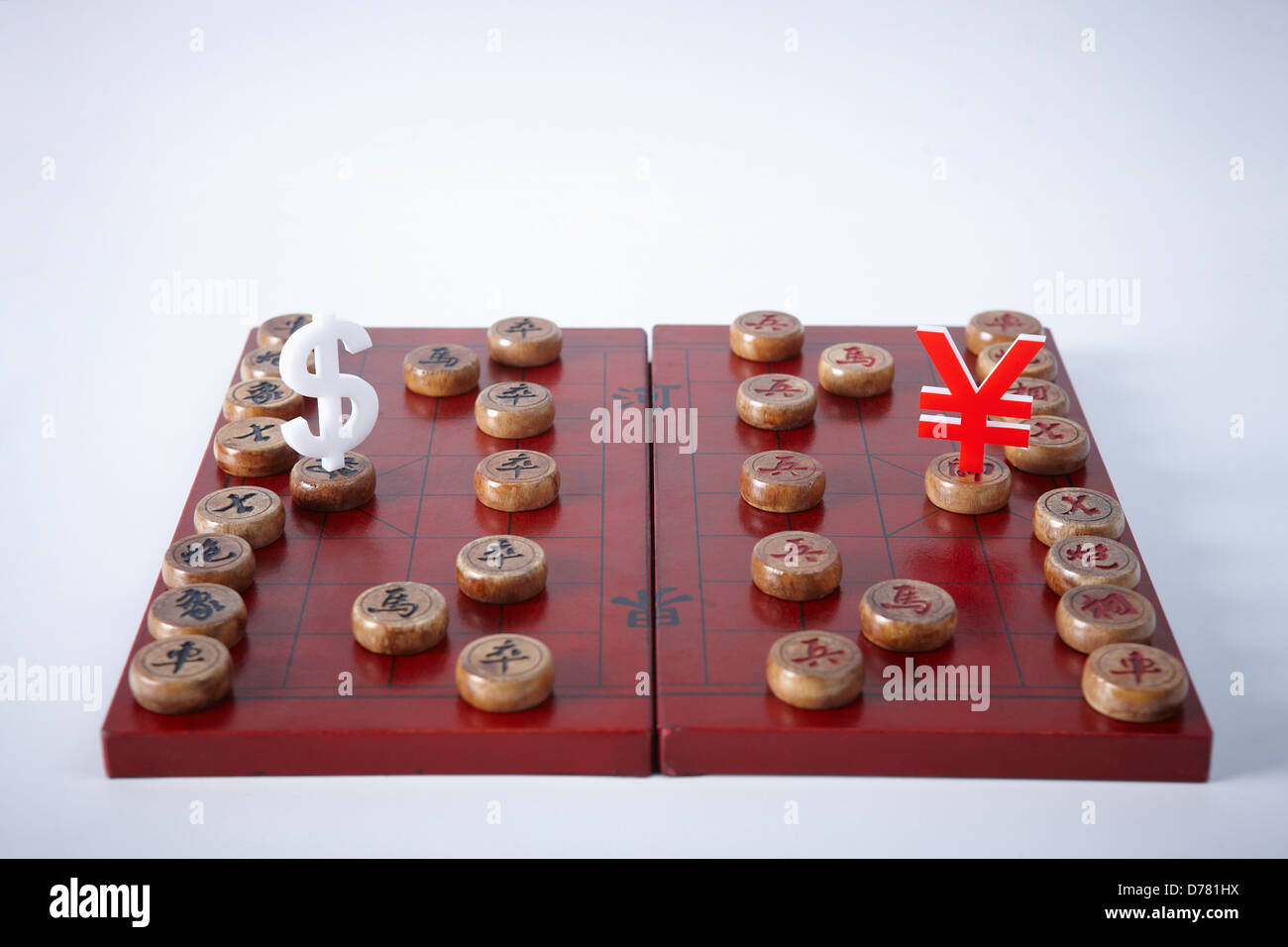 Yuan chinois symbole et symbole du dollar sur l'autre côté de xiangqi board Banque D'Images