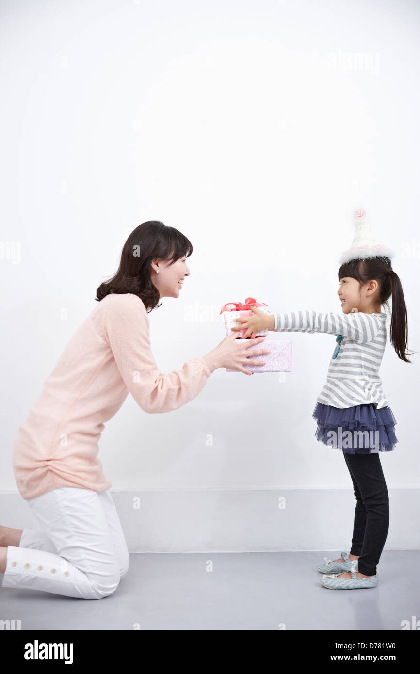 Mère de donner un cadeau à une fille d'anniversaire Banque D'Images