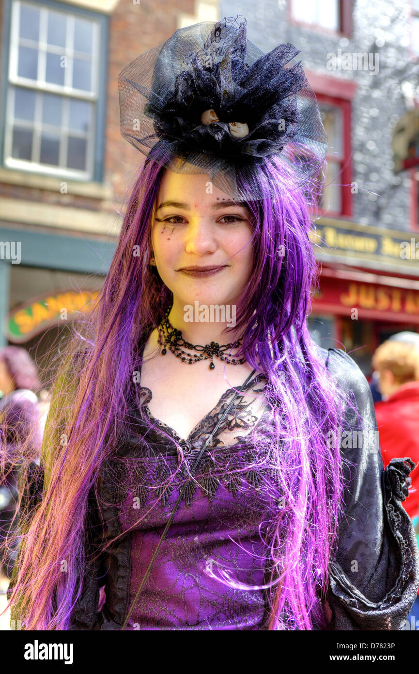 Jeune fille vintage robe gothique et le maquillage à Whitby Gothic Week-end à Whitby, en Angleterre le 27 avril, 2013. Banque D'Images