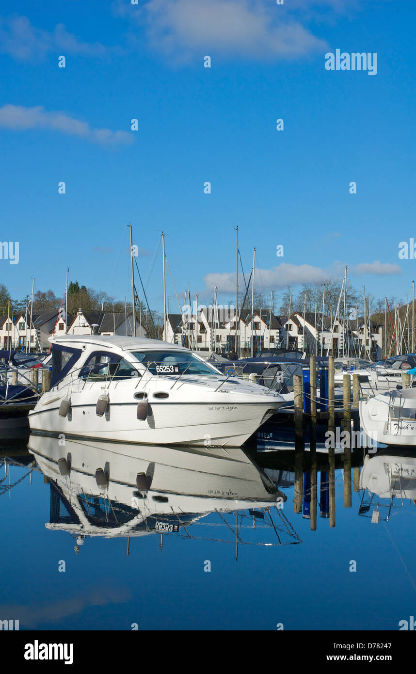 Bateaux amarrés à Windermere Marina Village, le lac Windermere, près de Bowness, Cumbria, Angleterre, Royaume-Uni Banque D'Images