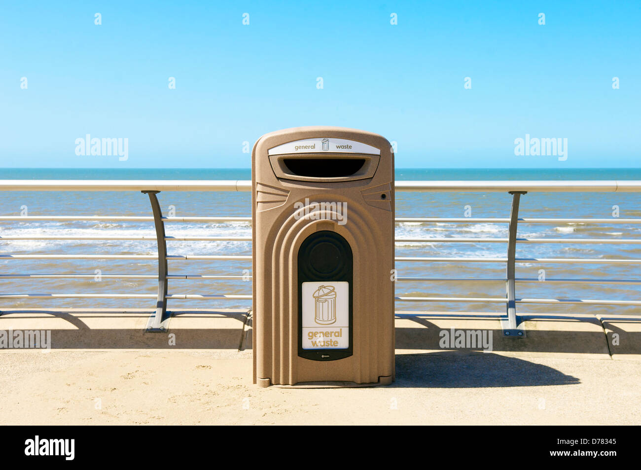 Poubelle sur la promenade de Blackpool Banque D'Images