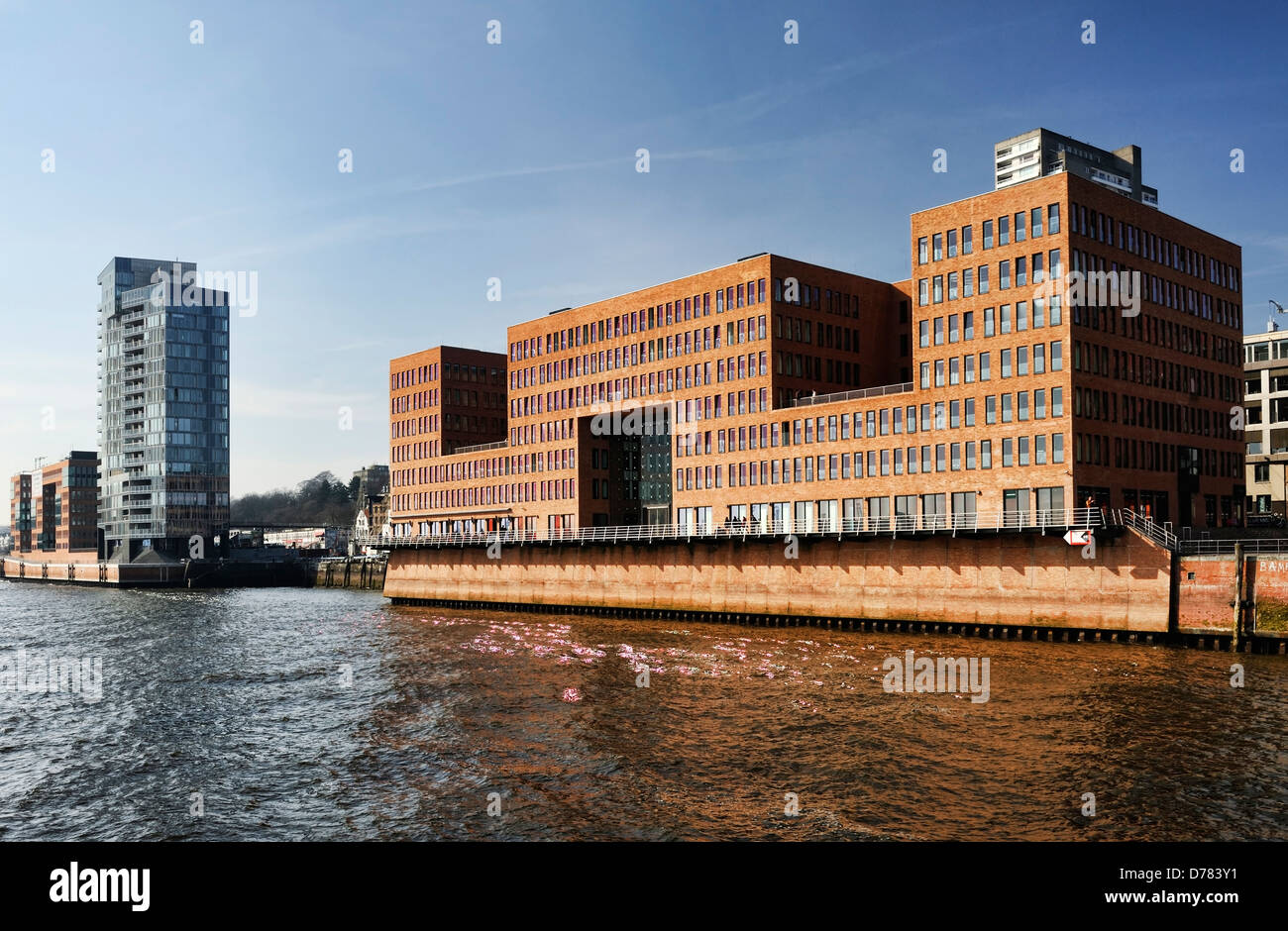 Cristal tour résidentielle et un immeuble de bureaux dans le port en bois l'Est et l'ouest de big Elbstrasse à Altona, Hambourg, Germ Banque D'Images