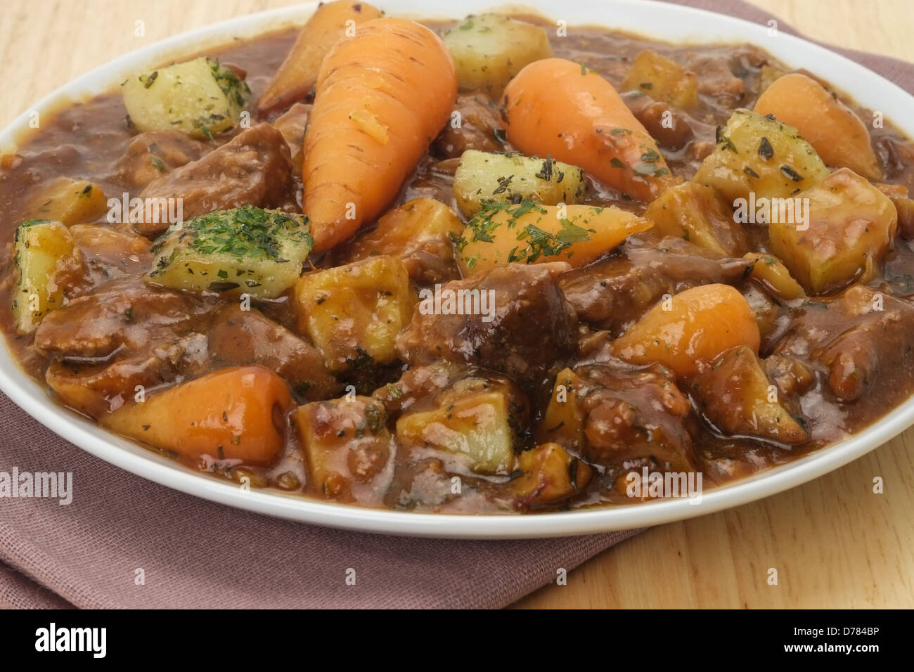 Un plateau de boeuf bourguignon ou ragoût de boeuf français. Des morceaux de boeuf tendre et les