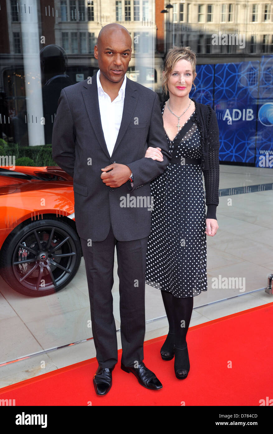 Colin Salmon et femme Showroom McLaren Automotive - ouverture à un Hyde Park - Arrivées. Londres, Angleterre - 21.06.11 Banque D'Images