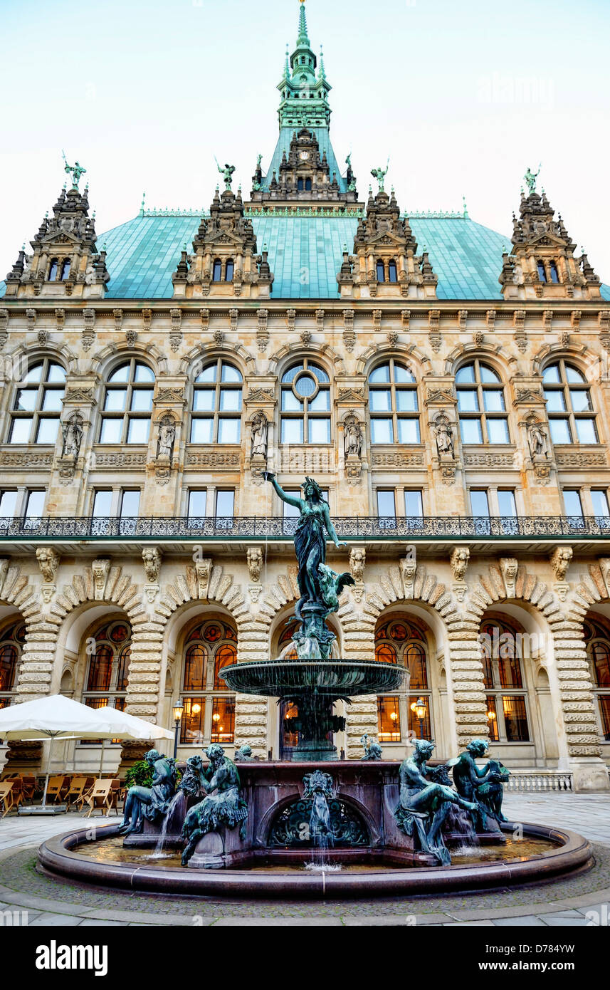 Hygieia puits dans la cour intérieure de l'hôtel de ville de Hambourg, Allemagne, Europe Banque D'Images