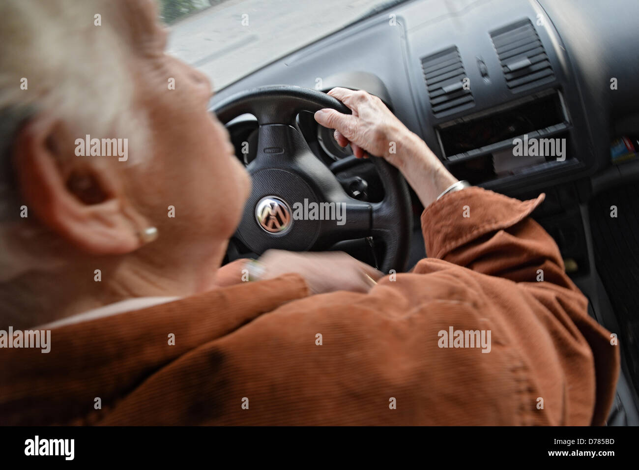 ILLUSTRATION - un 84-year-old woman conduit sa voiture à Weingarten, Allemagne, 30 avril 2013. Photo : Felix Kaestle Banque D'Images