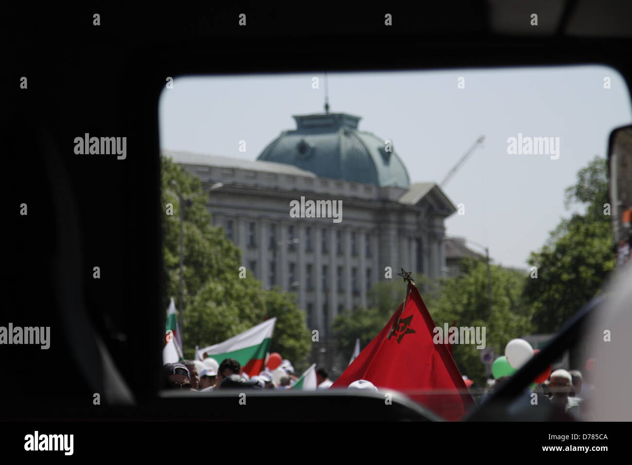 Sofia, Bulgarie. 1er mai 2013. Ancien drapeau du parti communiste, vu à travers la fenêtre d'une voiture pendant la manifestation de la fête du Travail. (Credit : Crédit : Johann Brandstatter / Alamy Live News) Banque D'Images