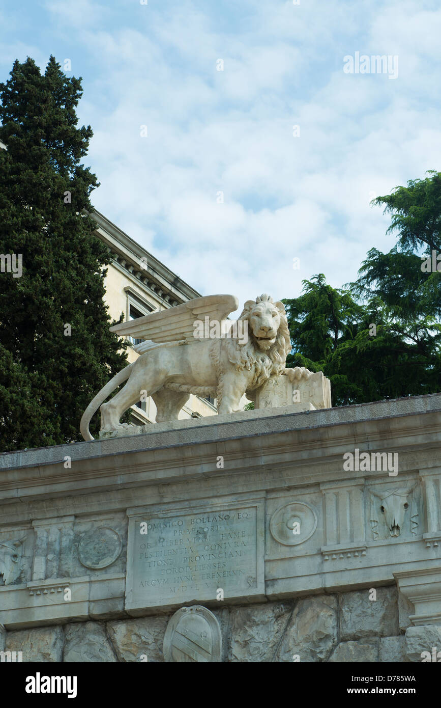 La statue de Lion de Venise jusqu'à la porte du château d'Udine en montée Banque D'Images