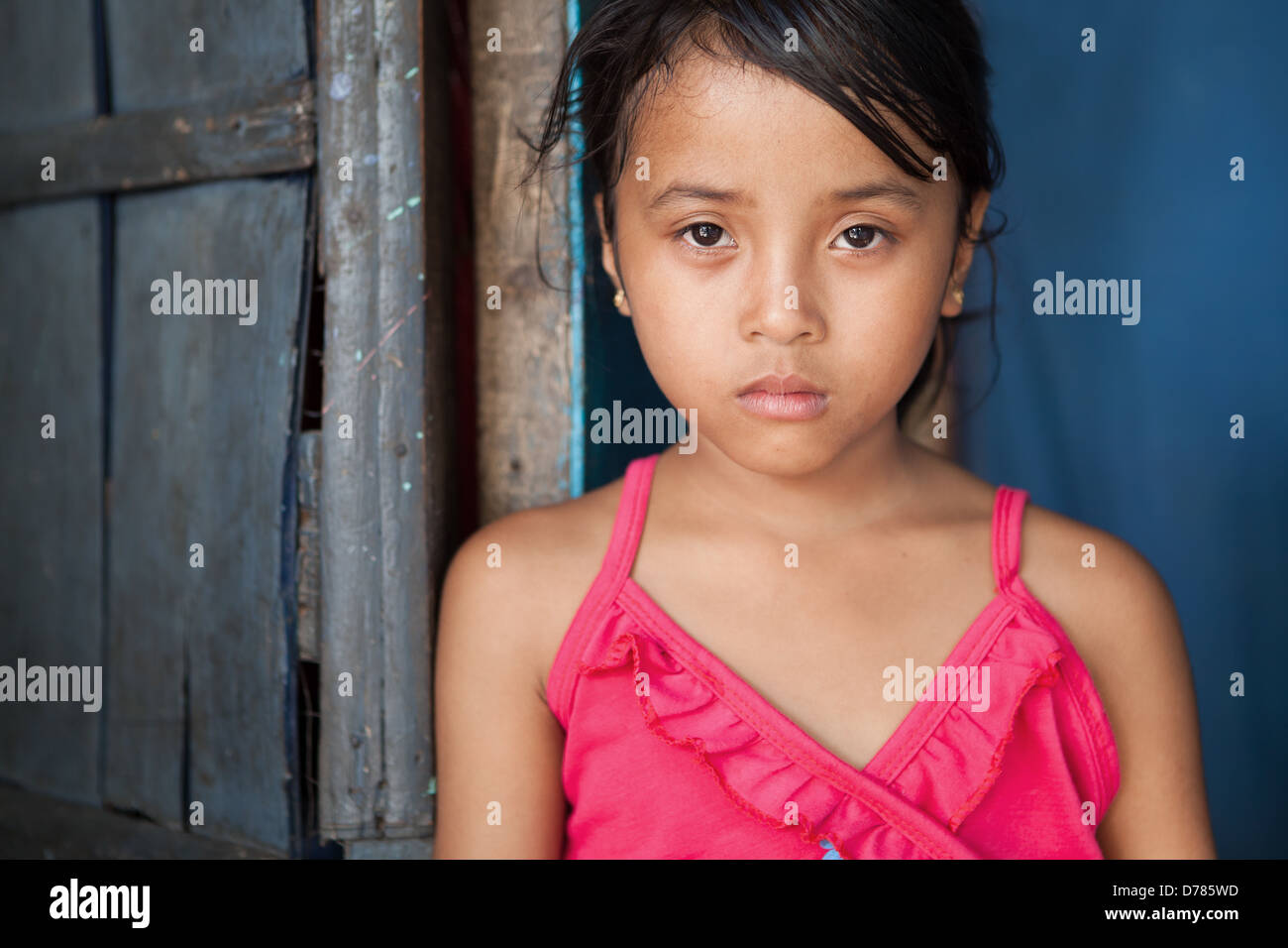 Portrait d'une jeune fille de la région frappée par la pauvreté dans la région de Manille, aux Philippines. Banque D'Images