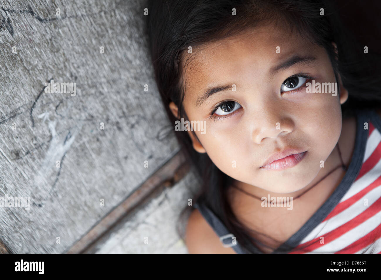 Girl portrait contre grungy wall - Manille Philippines - lumière naturelle Banque D'Images