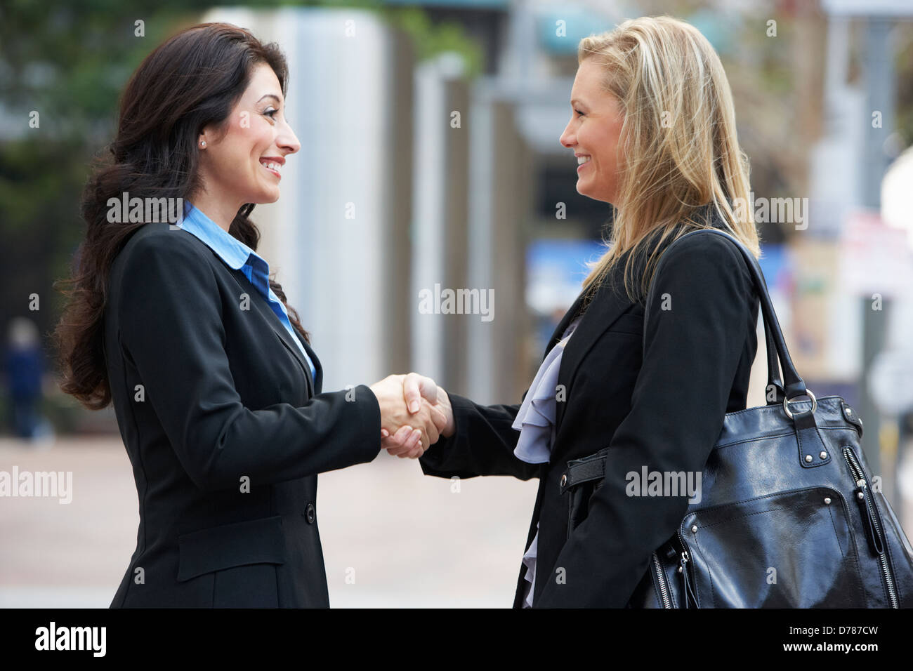 Two Businesswomen Shaking Hands Outside Office Banque D'Images