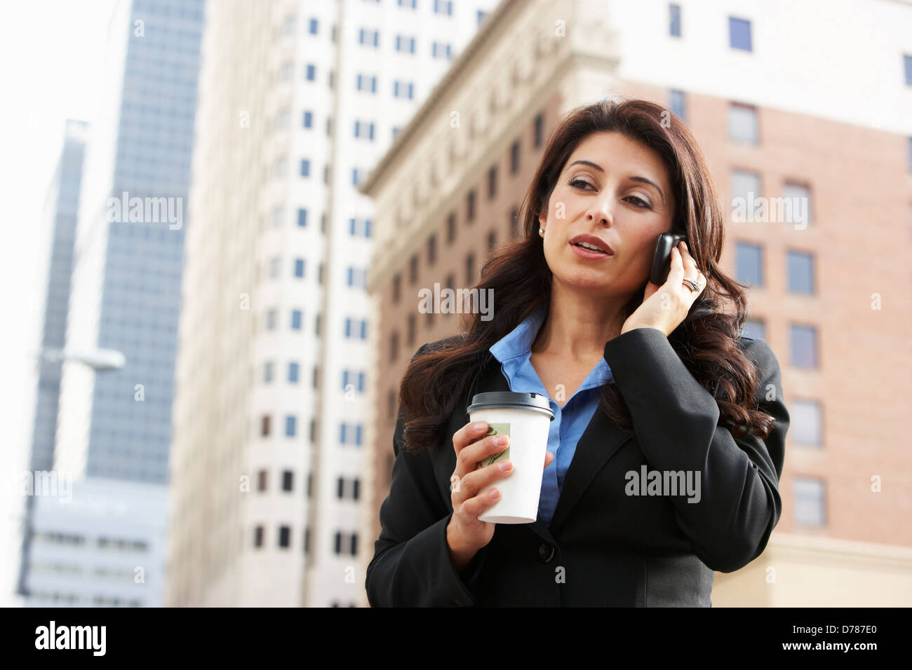 Businesswoman Outside Office On Mobile Phone Banque D'Images