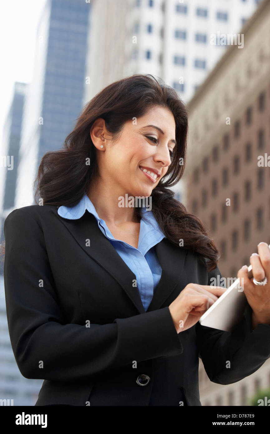 Businesswoman Working On Laptop Bureau extérieur Banque D'Images