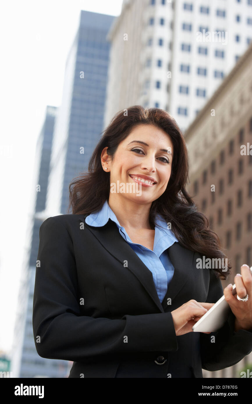 Businesswoman Working On Laptop Bureau extérieur Banque D'Images