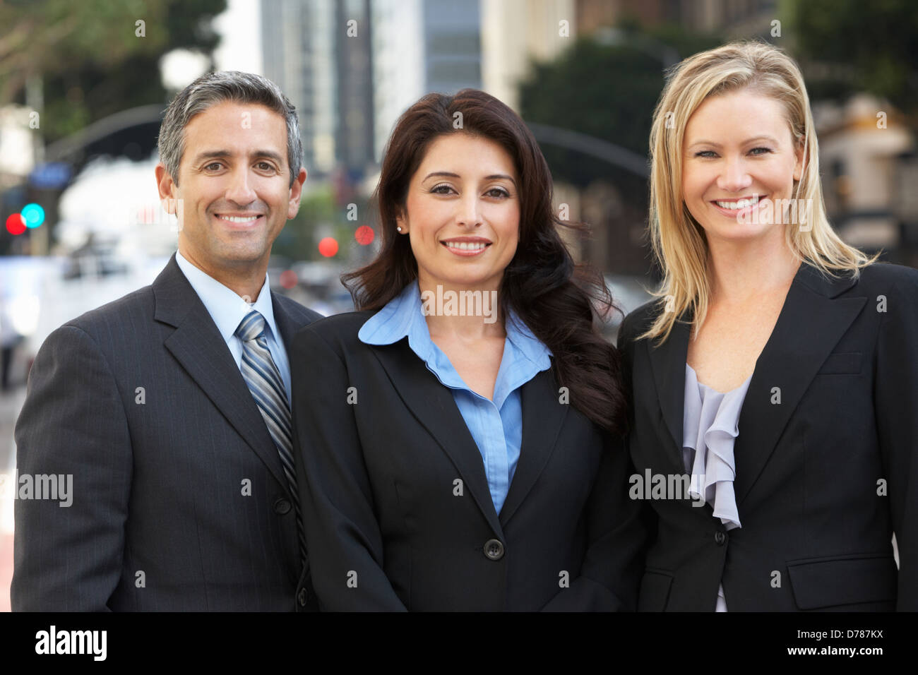 Portrait de trois collègues d'affaires à l'extérieur du bureau Banque D'Images