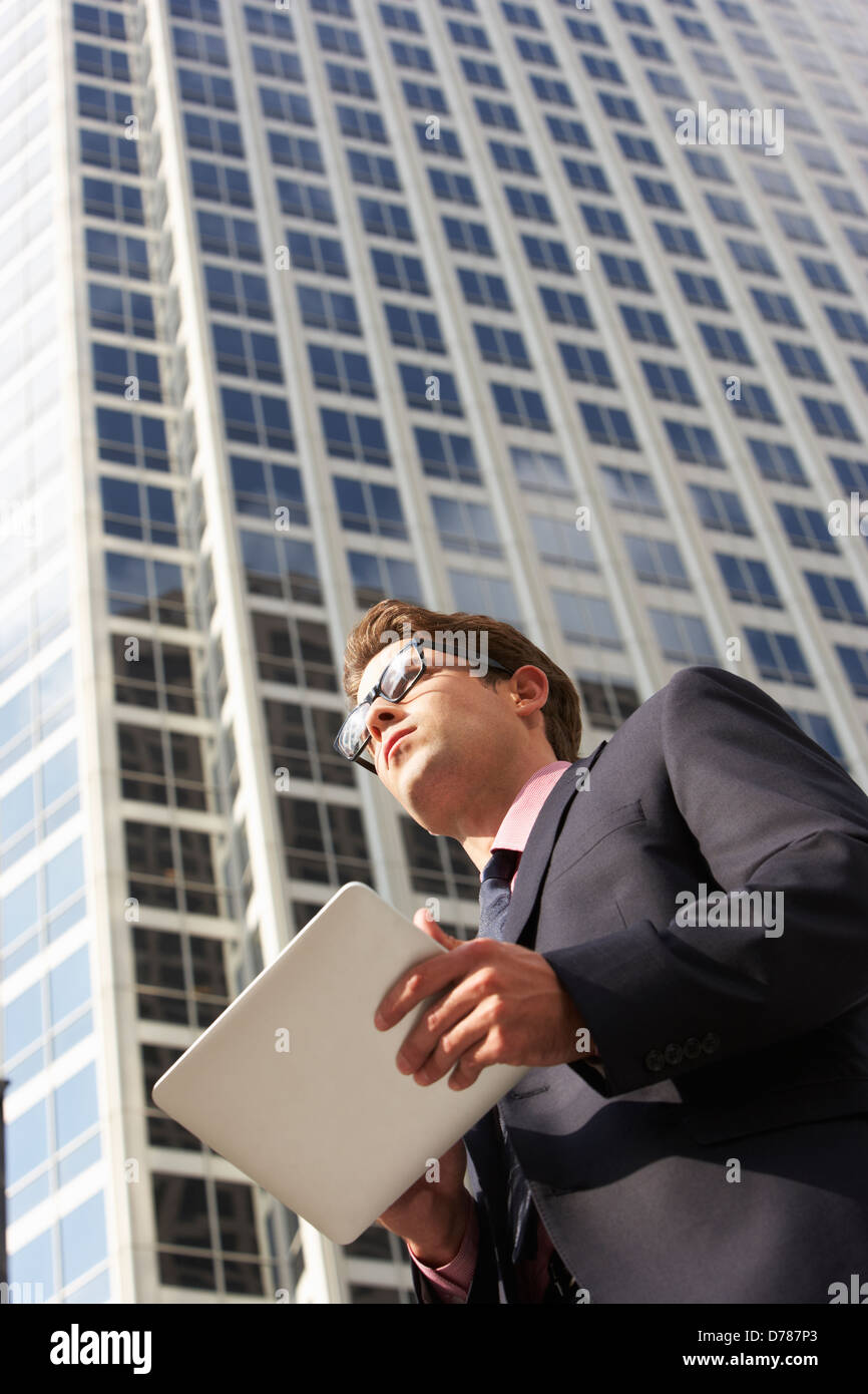 Businessman Working On Laptop Bureau extérieur Banque D'Images