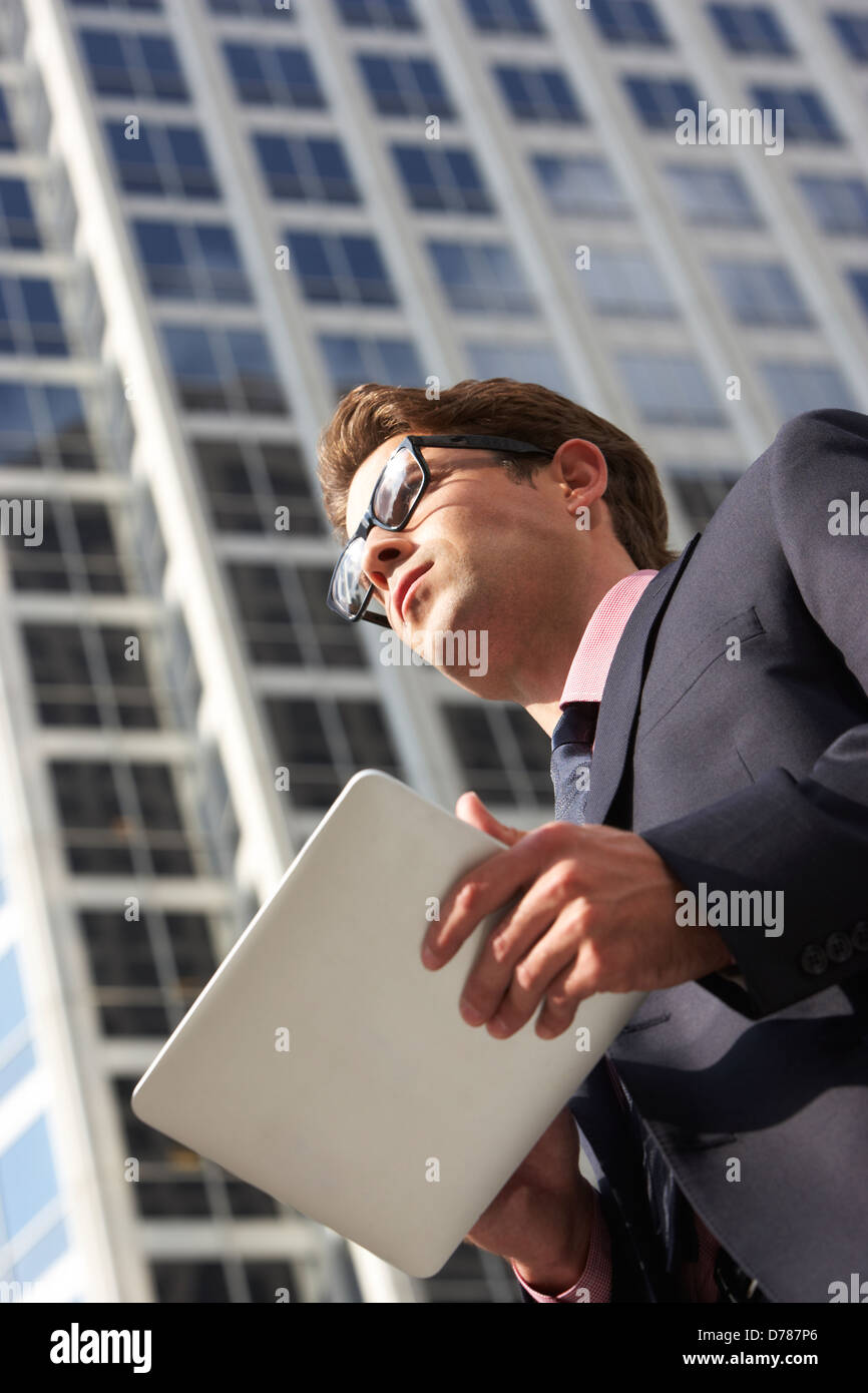 Businessman Working On Laptop Bureau extérieur Banque D'Images