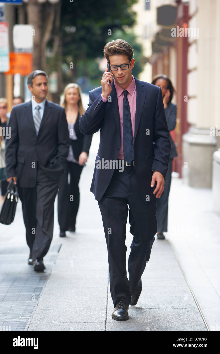 Bureau d'affaires à l'extérieur on Mobile Phone Banque D'Images