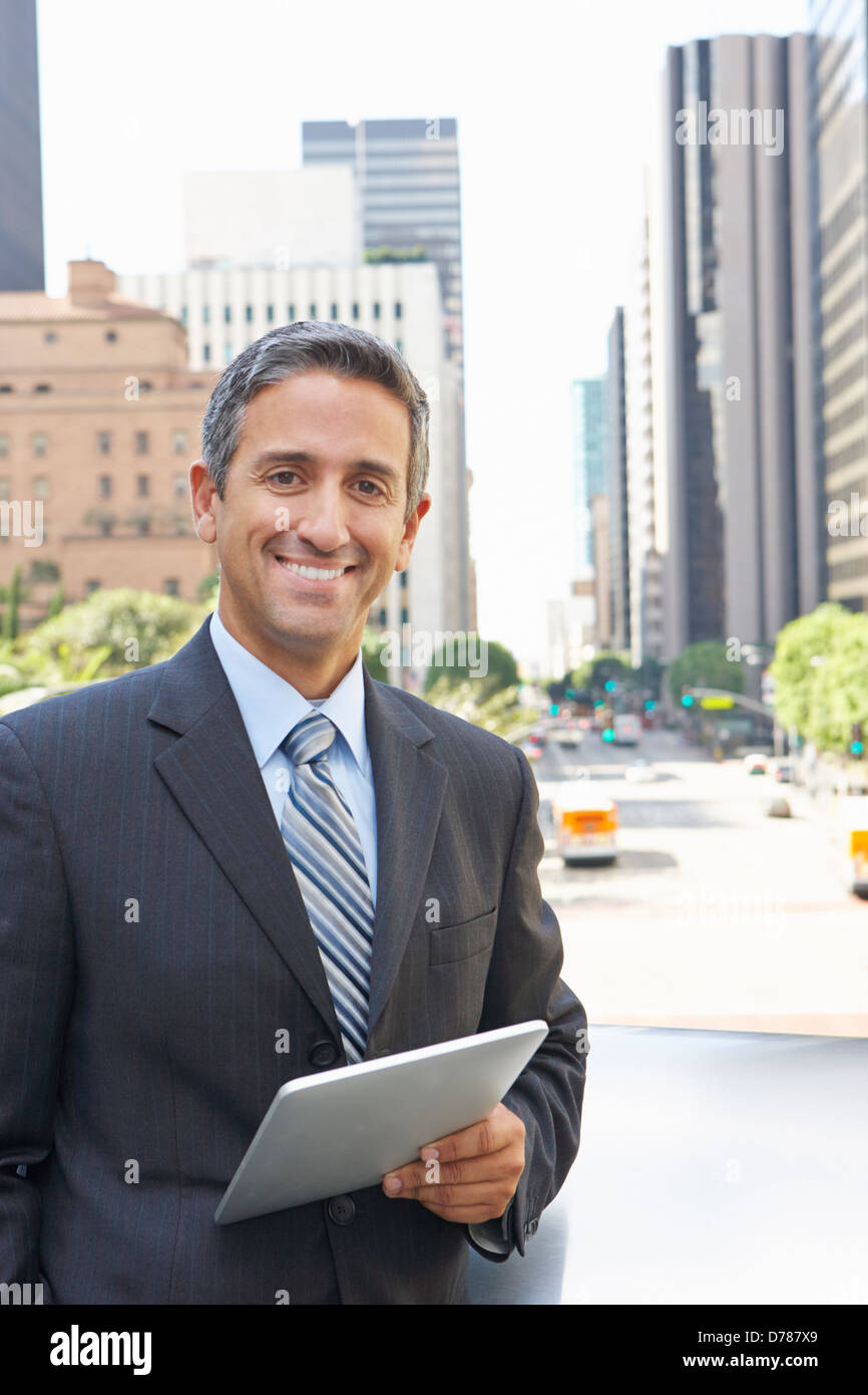 Businessman Working On Laptop Bureau extérieur Banque D'Images