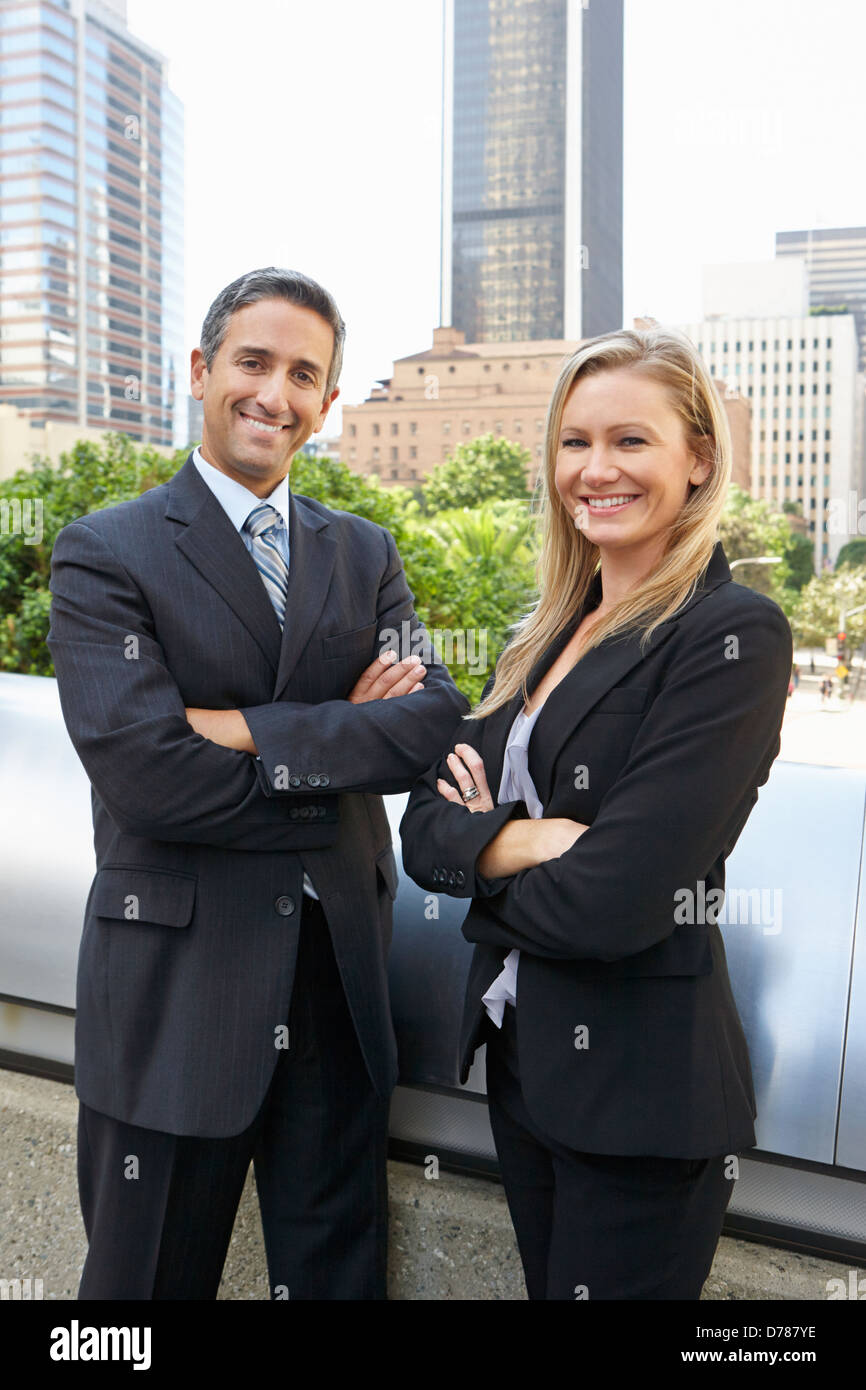 Portrait de deux collègues d'affaires à l'extérieur du bureau Banque D'Images