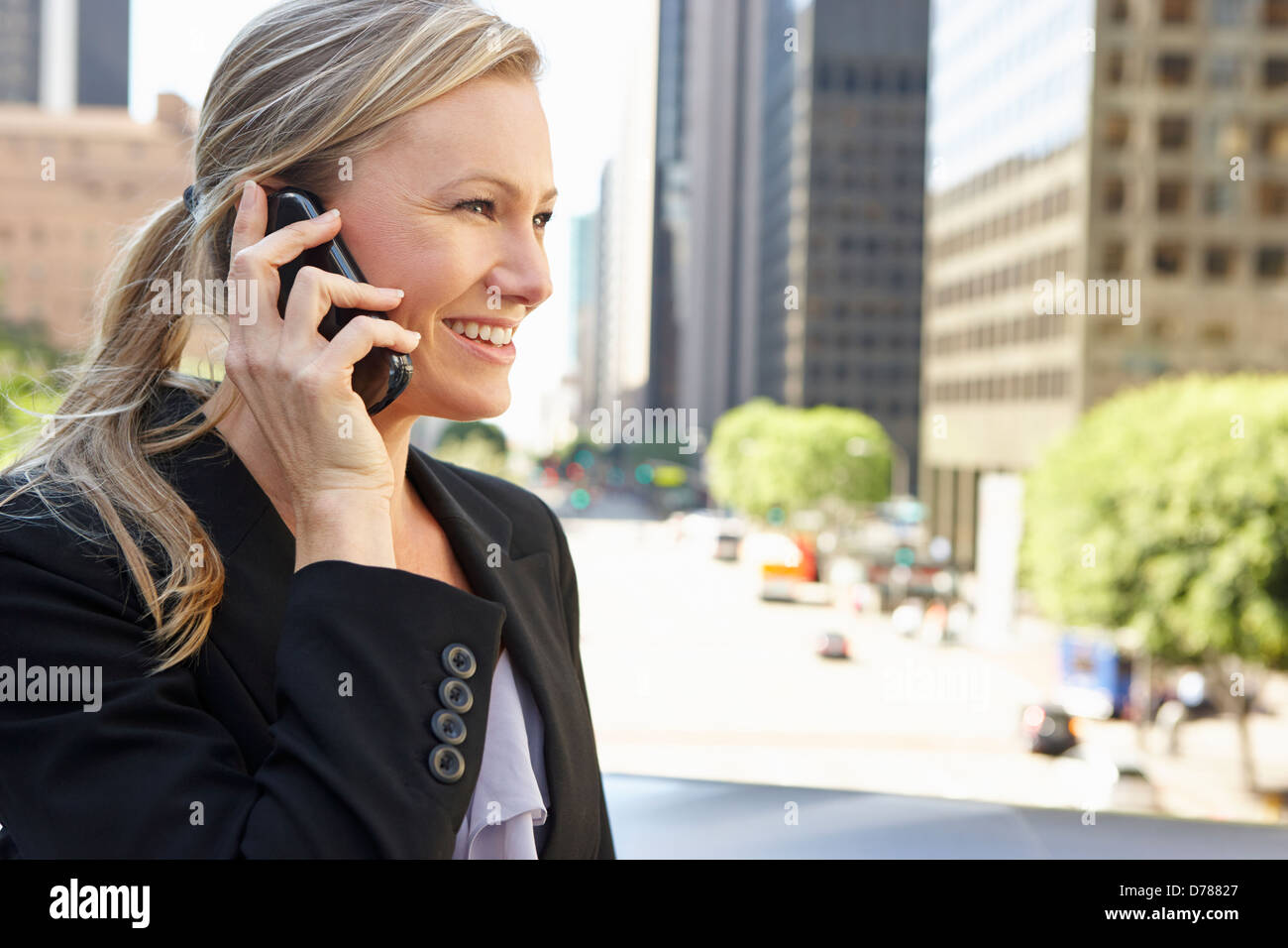 Businesswoman Outside Office On Mobile Phone Banque D'Images