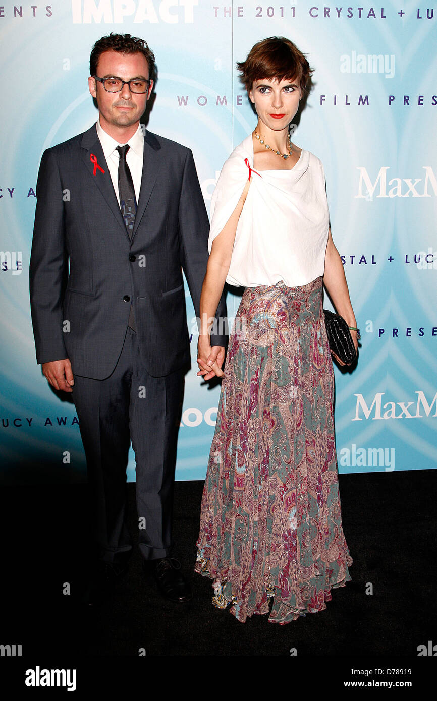 Anthony Cran et Naomi Wilding l 2011 Women in Film Crystal  + Lucy Awards au Beverly Hilton Hotel - Los Angeles, des arrivées Banque D'Images