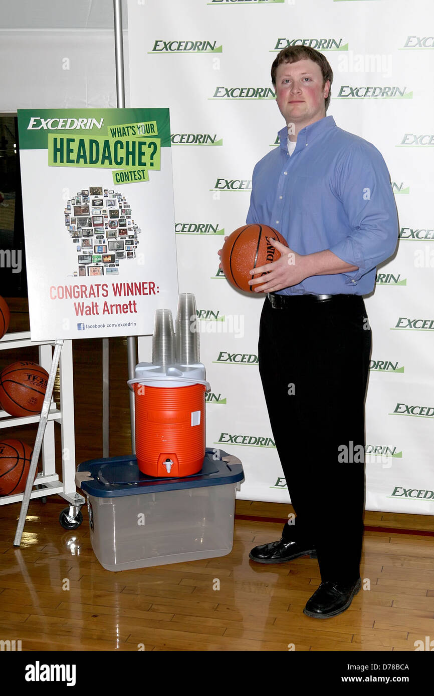 Gagnant du concours Walt Arnett joueur NBA fait équipe avec 'Excedrine" pour annoncer le gagnant de leur 'Quel est votre mal de tête' Contest Banque D'Images