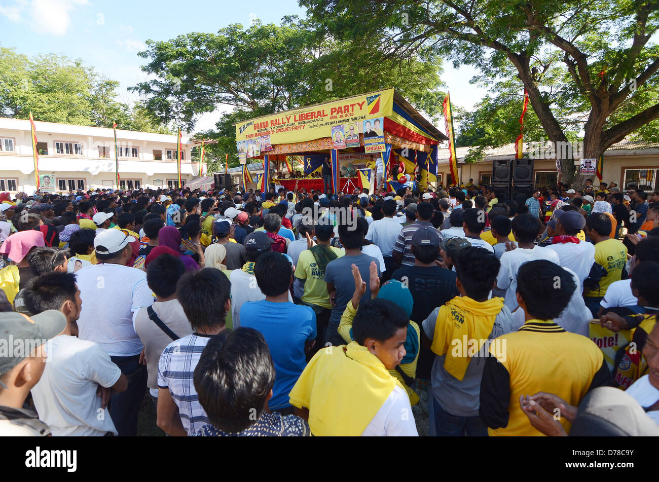 Des milliers de partisans politiques troupeau lors d'un rassemblement politique à Shariff Aguak située à Maguindanao, Philippines. Banque D'Images