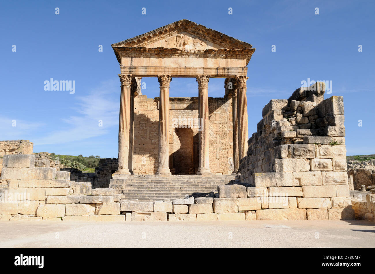 Le Capitole Temple dans les ruines de la ville romaine de Dougga tunisie Banque D'Images