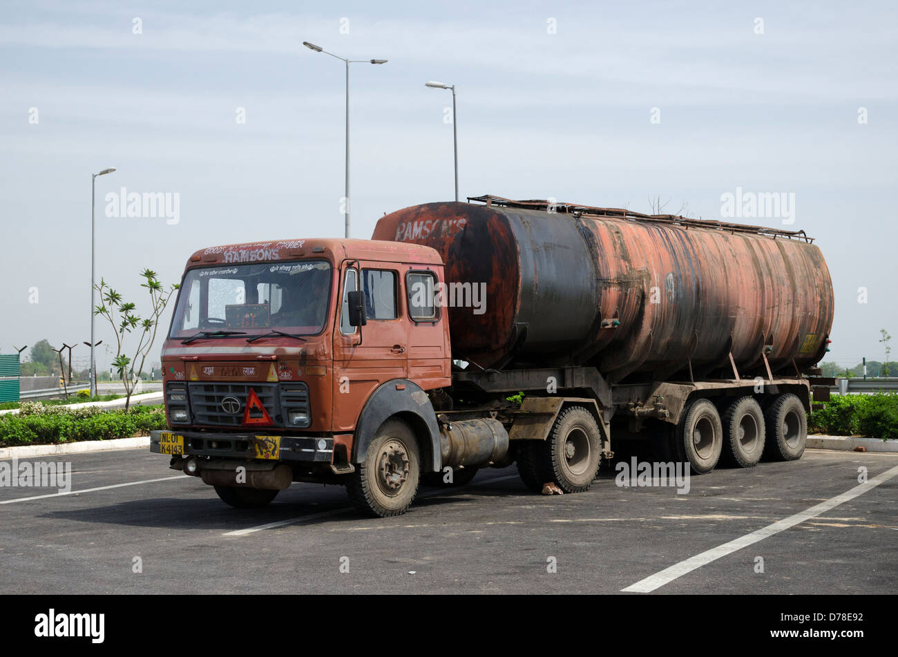 Transporteur de vrac liquide tata,ramson's,camion,services,route,autoroute yamuna inde Banque D'Images