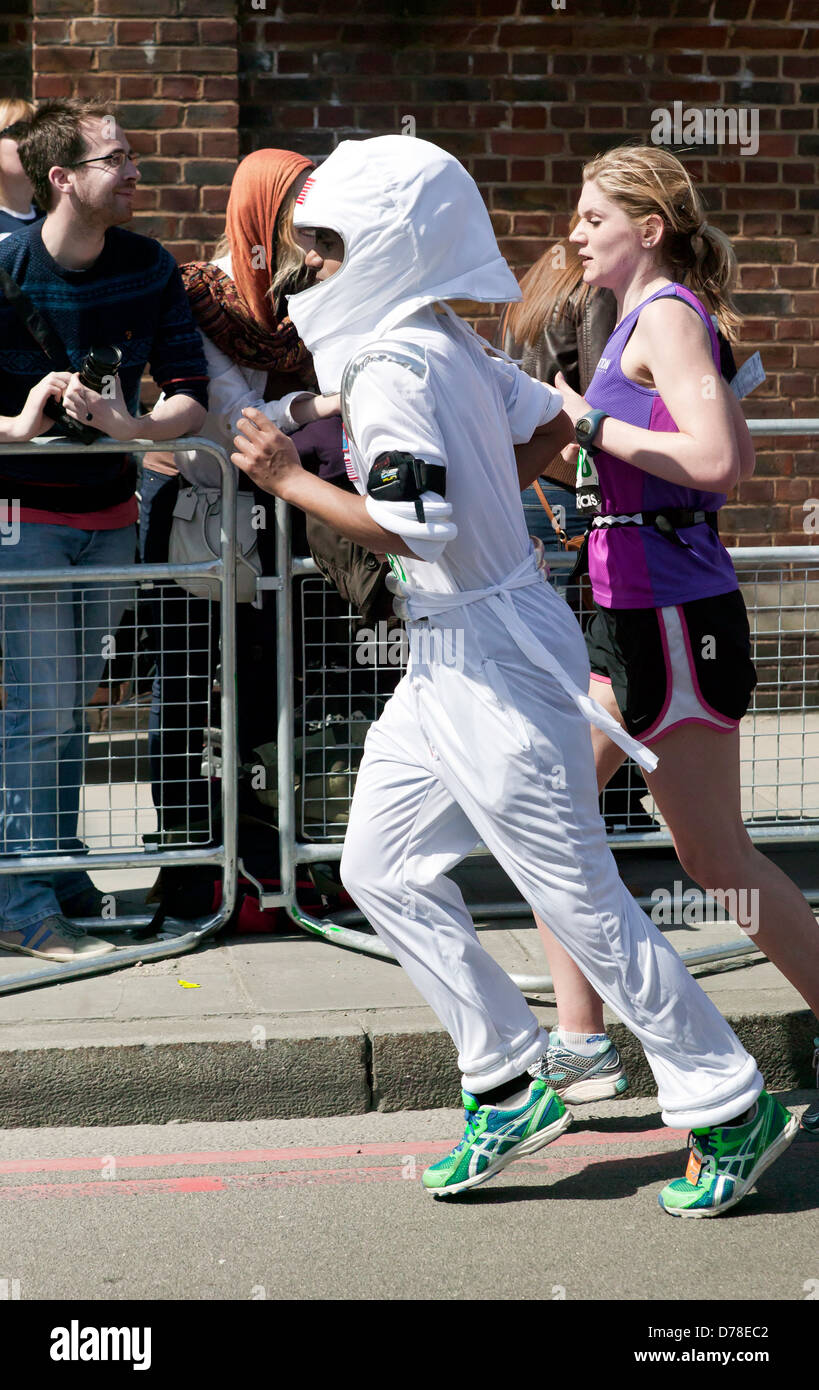 Un organisme de bienfaisance runner, vêtu d'un costume de spaceman, prend part à l'édition 2013 du Marathon de Londres. Banque D'Images