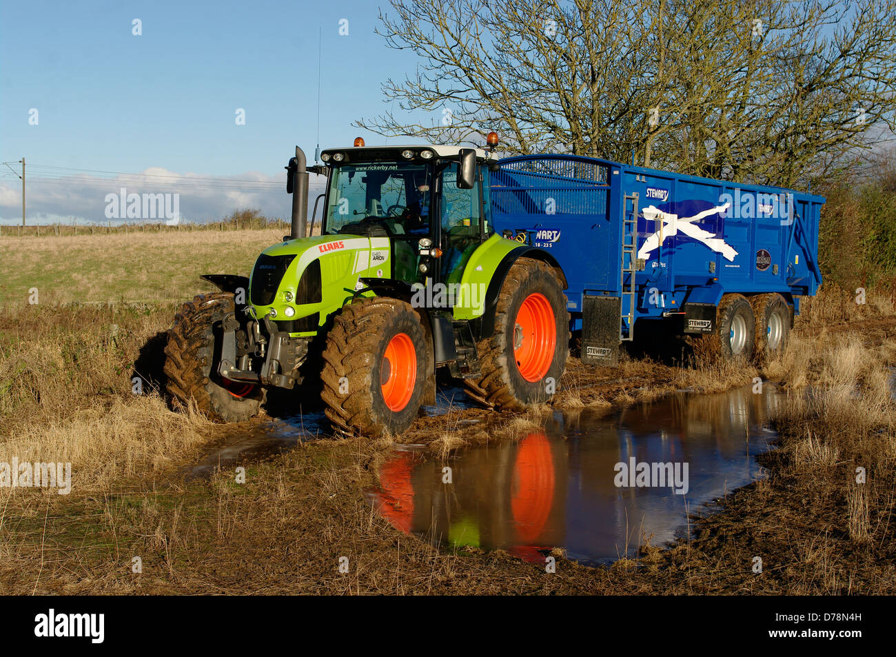 Tracteur Claas Et Remorque Dans Le Champ Inonde Photo Stock Alamy